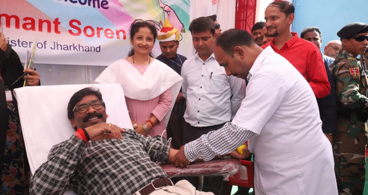 Cm Jharkhand hemant Soren donated blood